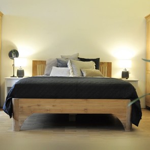 Bett Daniela aus Teak Massivholz im mediterranen Stil, Teakholz Bett in der MOEBEL KOLONIE Manufaktur gefertigt, ein Schreiner Meisterstueck aus dem Edelholz Teak, Schlafzimmer Massivholz Moebel nach Mass möglich, Dekoration mit Plaid in blau und stilvollen Kissen, Massivholz Moebel Muenchen