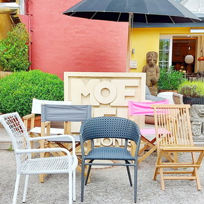 Gartenmoebel aus Teak, Gartenstuehle aus Kunsttsoff, Metall, Seil, Regiestuehle Captain aus Teakholz mit waschbaren Sitzbezuegen in unterschiedlichen Sommerfarben, Klappstuhl, stapelbare Stuehle, Armlehnstuehle fuer den Outdoorbereich, MOEBEL KOLONIE Muenchen