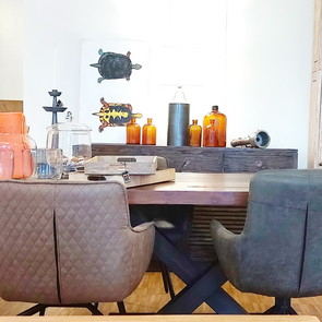 Komfortable Stuehle mit Armlehne und Metall Beinen Drehsessel, in Kunstleder oder Stoff, verschiedene Modelle und Farben, sieht besonders gut zu einer massiven Teakholz Tischplatte mit Metallgestell in schwarz aus, exklusives Interieur vom Spezialisten fuer Inneneinrichtung, MOEBEL KOLONIE Muenchen, ausgesuchte Accessoires fuer Ihr Wohlfeil Ambiente