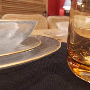 Tischdeko und Geschirr, Glas in verschiedenen Farben, Teller und Schalen aus Glas mit Goldrand fuer die exklusive Tafel, Genuss mit Flair, MOEBEL KOLONIE Muenchen, Einrichtung vom Profi, Wohnen wie im Urlaub