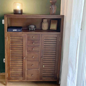 tolles Highboard aus zertifiziertem Teak massiv besonders für kleine Raeume und Flure sehr gut geeignet, Scheiner Qualitaet aus der MOEBEL KOLONIE Manufaktur, hohes Sideboard mit Schubladen und Tueren, Massmoebel ohne Aufpreis Birnauer Straße 12, MuenchenSchwabing