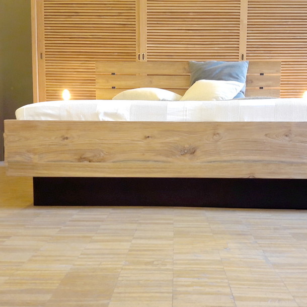 Besonderes bicolor Bett Wunder aus edlem Massivholz Teak mit Bettkasten, im Hintergrund steht ein Teak Edelholz Kleider Schrank, edles Massivholzbett im modernen Design, von Hand gefertigt, vom Schreiner in Handarbeit gefertigt, unser Schreiner zimmert auch individuell nach Mass fuer Ihr Schlafzimmer, in verschieden Farben unserer MOEBEL KOLONIE Farbpalette erhaeltlich, Moebel Muenchen