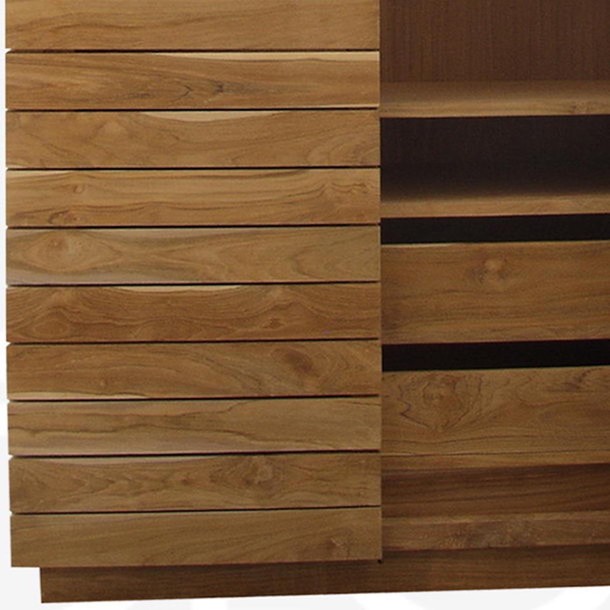 Detail Ansicht im Grossformat, Abbildung vom unteren Teil des Schrankes Horizontal aus Massivholz Teak, Lamellen Schrank Tuere, Schubladen und Ablage Fach aus Plantagen Teak, schöne Optik durch Lamellen Design, Teak Moebel nach Mass