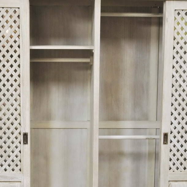 Detail Ansicht vom Massivholz Teak Schrank Lettice in der MOEBEL KOLONIE Farbe White Wash, Schrank Lettice mit drei Kleider Stangen und einem Ablagefach, Innenleben und Farbe, sowie die Wunsch Masse sind frei waehlbar, Mass Moebel aus Massivholz Teak ohne Aufpreis, Teak massiv Schrank nach Mass von der MOEBEL KOLONIE Muenchen