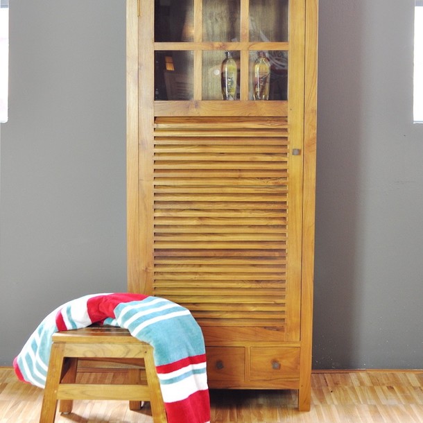 Detail Ansicht vom unteren Bereich vom  Massivholz Teak Schrank Lipari mit Glas Shutter Optik Tuere und Schubfaechern unterhalb, eine traditionelle Schreiner Arbeit aus unserer MOEBEL KOLONIE Manufaktur, individuelles Wunschmass konfigurierbar, Massmoebel Muenchen aus Teak Massiv