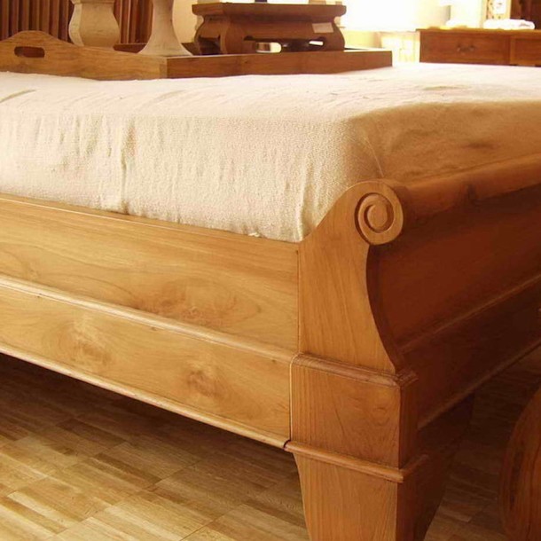 Detail Aufnahme des Massivholz Teak Fussteils vom Kolonialstil Bett Swan, kunstvoll gefertigt vom Schreiner in Handarbeit, Muenchen Moebel Bett Teakholz