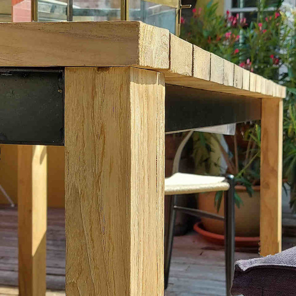 Detailansicht massiver Teakholz Gartentisch Livorno aus recyceltem Teak massiv mit schwarzem Metall, mediterraner Gartentisch Livorno