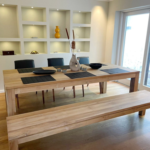 Edler Teak Massivholz - Esstisch Frankfurt von Hand vom Schreiner gefertigt mit Stuehlen im modernen Design Mass Moebel ohne Aufpreis, Massivhholz Moebel Muenchen, Dekoration elegante weiße Stuehle