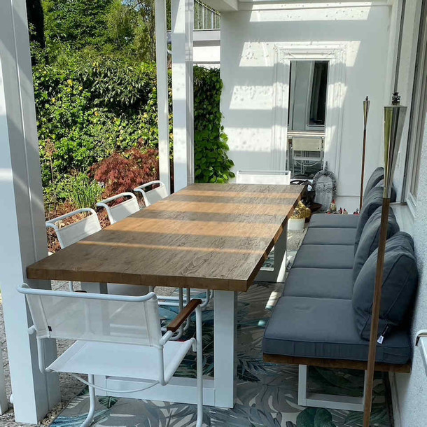 Esstisch mit Tisch Platte aus recyceltem Teak Massivholz mit einer Holz Staerke von fuenf Zentimetern und Tischgestell aus schwarzem Stahl in angesagter U Big Line Form, Stuhl Claro aus zertifiziertem Plantagen Teakholz mit Sitzkissen von Pad, Dekoration ist hier eine Garderobe aus Teak, Esszimmer MOEBEL KOLONIE Muenchen, Manufaktur und Design