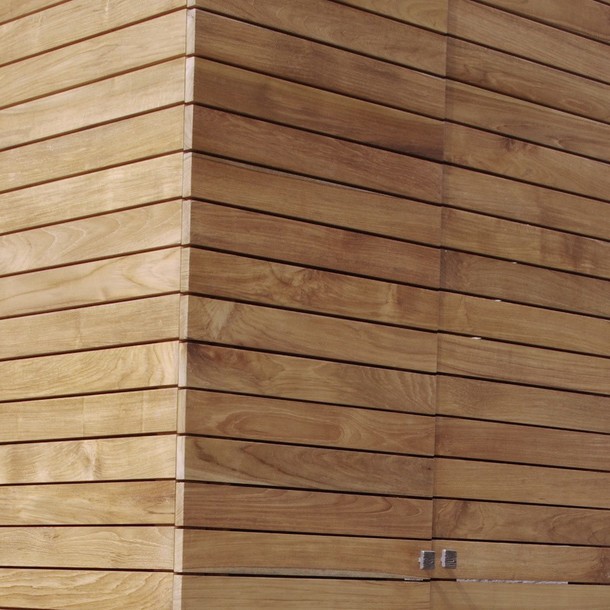 Grossansicht und Detail Aufnahme vom modernen Edelholz Teak beim Schrank Horizontal, Lammellen Optik Schrank vom Schreiner in Handarbeit gefertigt, MOEBEL KOLONIE Manufaktur wohnen wie im Urlaub, mediterraner Lifestyle, Schrank nach Mass aus Massivholz Teak, Mass Arbeit ohne Aufpreis