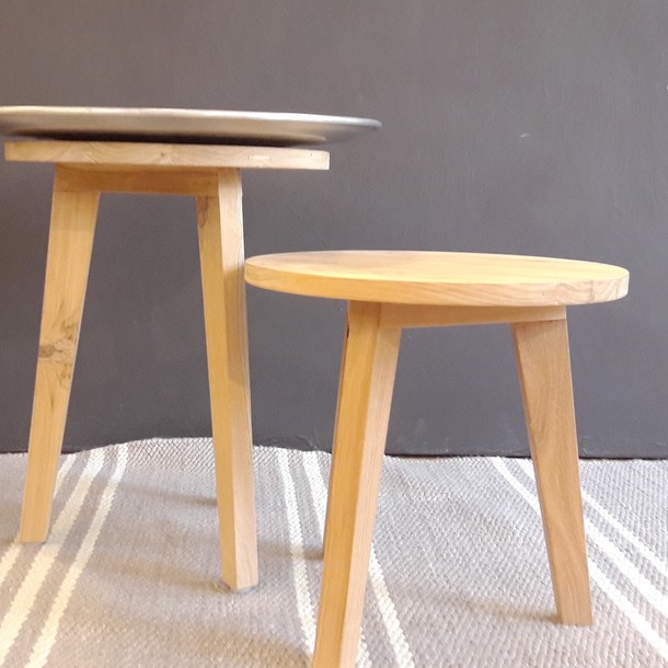 Grosse Ansicht, Nahaufnahme, Detail Beistelltisch Stool mit drei Beinen aus Teak Massivholz in zwei Groessen, Massive Teakholz Moebel nach Mass und ohne Aufpreis, MOEBEL KOLONIE Muenchen