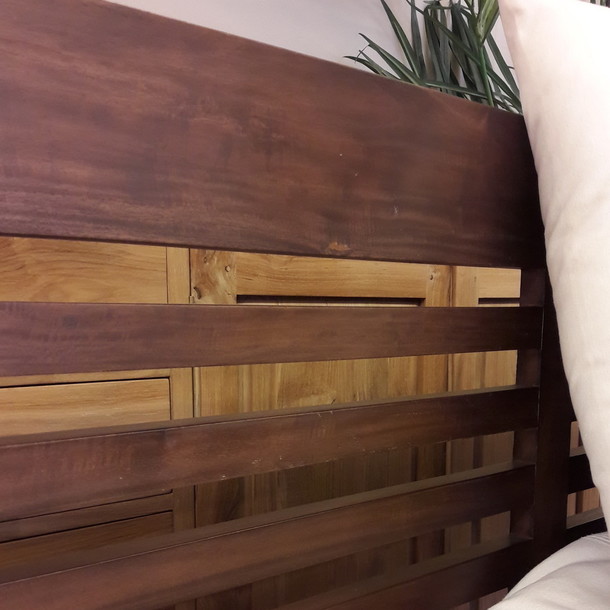 Grosse Aufnahme und Seitenansicht vom Daybed Legion aus Teak Massivholz  fuer den Outdoor Bereich im Garten oder den Indoor Bereich im Wohnzimmer oder Schlafzimmer, in Ihrer individuellen  Wunsch Groesse von Schrreiner in Handarbeit bestellbar