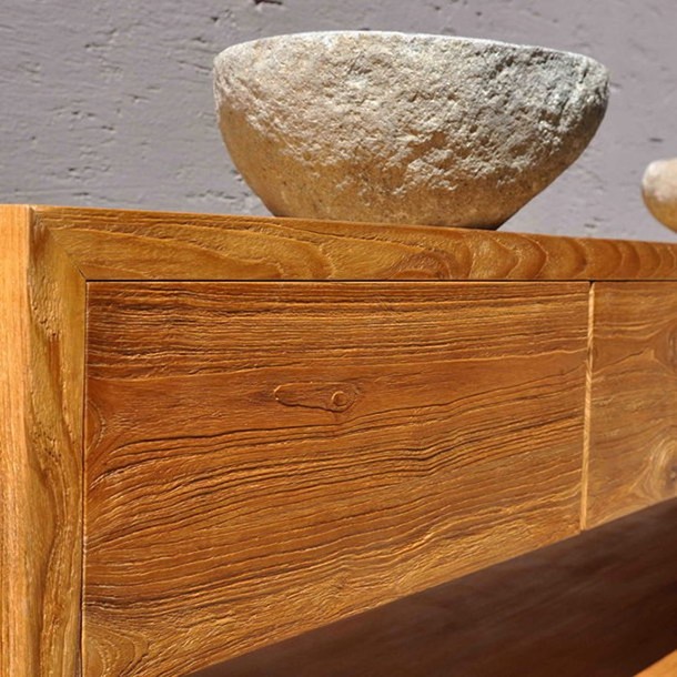 Grosse Detail Aufnahme vom  Teak massiv Waschtisch Salema mit Naturstein Waschbecken Riverstone Roca, Badezimmer Moebel in gebuersteter rustic Ausfuehrung, Handmade Waschtisch aus unserer MOEBEL KOLONIE Manufaktur