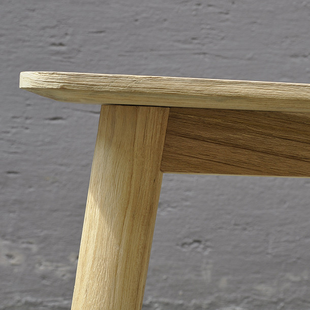 Grosse Detail Aufnahme von der Tisch Ecke vom Massivholz Esstisch aus Teak, geradliniges und leichtes Design, Massivholz Essmoebel Scandi mit abgerundeten Ecken, Mass Moebel Muenchen, Esszimmer Moebel auf Mass ohne Aufpreis