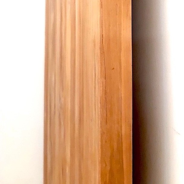 Grosse Detail Seitenansicht Tischplatte vier Zentimeter stark aus Teak massiv Holz, robust, schoen, edel, fuer Schreibtisch im Home Office, Esszimmer Tisch mit Charakter, Showroom Muenchen, MOEBEL KOLONIE Ausstellung Birnauer Strasse 12 Muenchen Schwabing