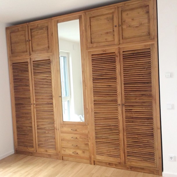 Grosser Massiver Teakholz Schrank Maxime mit vier Schueben, sechs Schwing Tueren, einer Spiegel - Tuere und viel Stauraum, Massivholz Schrank aus Teak vom Schreiner in Handarbeit in der MOEBEL KOLONIE Manufaktur gefertigt, Ass Arbeit  fuer die Nische, Mass Moebel Design nach Wunsch ohne Aufpreis