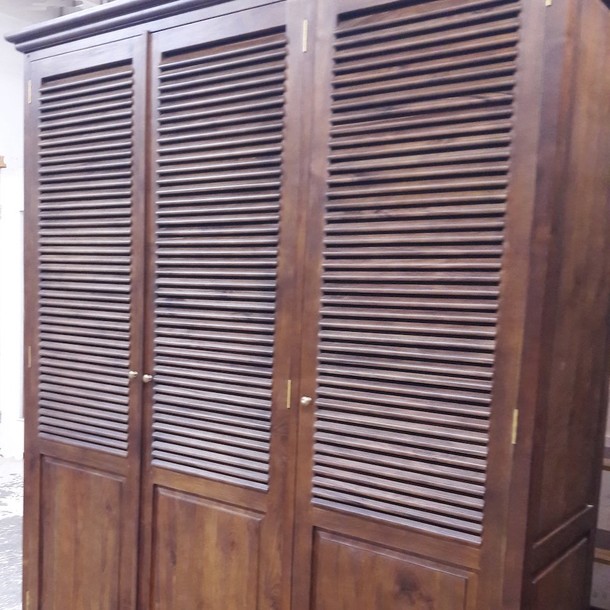 Grosser Teak Massivholz Schrank Arona in der Farbe Antik aus der MOEBEL KOLONIE Farb Auswahl, massiver Edelholz Schrank mit drei Tueren, Tuer Fuellungen sind im oberen Bereich Lamellen in mediterranen Style, im unteren Bereich sind die Tueren geschlossen, Schlafzimmer Moebel fuer ein Wohnen wie im Urlaub, Mass Moebel ohne Aufpreis Muenchen