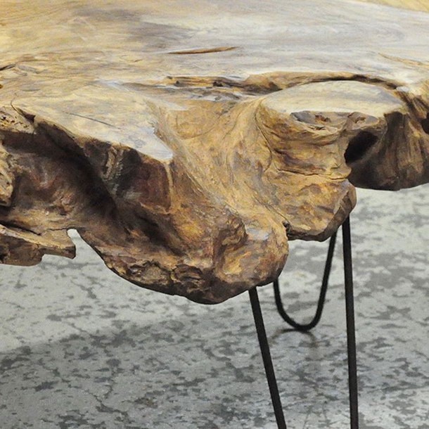 Grosses Detail Foto von der Massivholz Teak Tischplatte Rooty, Unikat in seiner ganzen Natuerlichkeit, Couchtisch aus Edelholz Teak, Manufaktur und Design Muencehn, Massivholz Wohnzimmer Moebel nach Mass