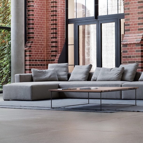 Liam Sofa, grosse Sofalandschaft mit vielen modularen Möglichkeiten, Sofa Liam fest bezogen mit einem Stoff in modernem Grey, ein Sofa fuer die ganze Familie, Beratung MOEBEL KOLONIE Muenchen Schwabing