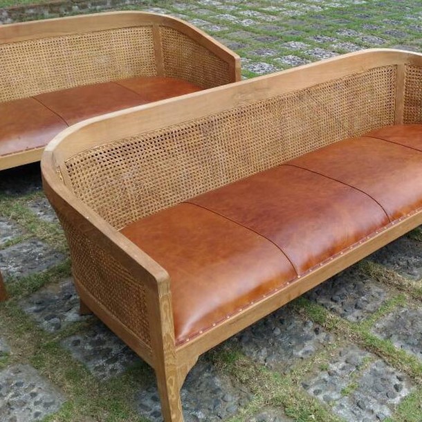 Lounge Sofa Lodge aus Teak massiv in verschiedenen Groessen, Zwei Sitzer oder vier sitzig, Sitzbezuege aus Leder, Wiener Geflecht an Seiten und Ruecken, Handarbeit vom Schreiner, besondere Moebel fuer living in Style, Beratung vom Profi MOEBEL KOLONIE Muenchen