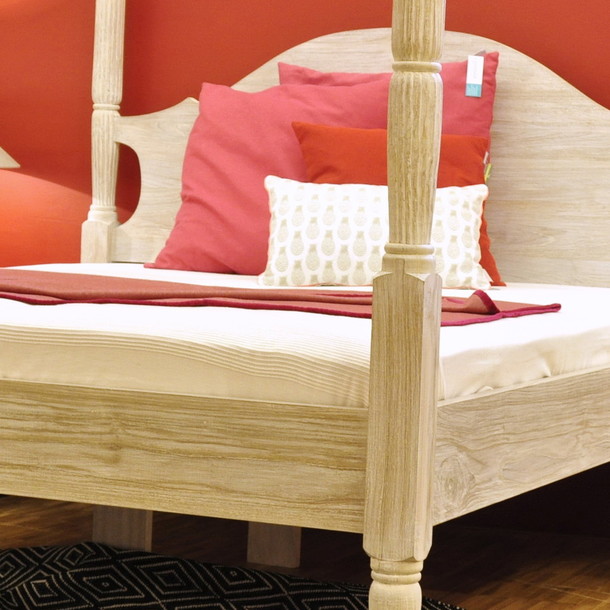 Massivholz Himmelbett Mallorca aus Teak mit Baldachin, Himmelbett im mediterrranen Stil, Schlafzimmer Moebel aus Edelholz Teak in Handarbeit vom Schreiner Meister gefertig, Himmelbett aus Plantagen Teakholz in der MOEBEL KOLONIE Holzfarbe Roh, sehr schoene Teak Massivholz Truhe mit Beschlaegen, Muenchen Moebel