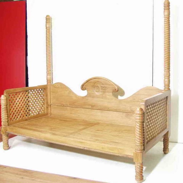 Massivholz Kinderbett Teak, Daybed fuer das Kinderzimmer aus Teakholz Massivholz, kunstvolle Schnitzerei von Handarbeit in der MOEBEL KOLONIE Manufaktur gefertigt, Massivhholz Teak Moebel Muenchen