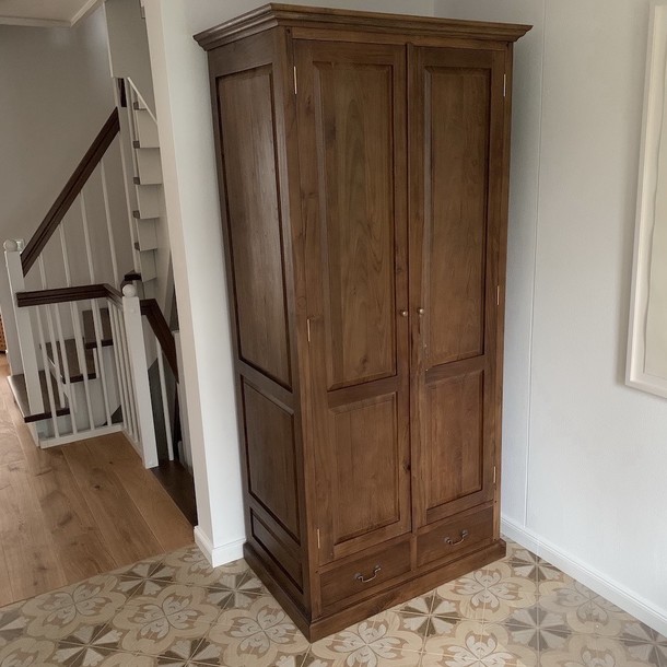 Massivholz Schrank aus Teak im Kolonial Style, Schrank mit zwei Tueren und zwei Schubladen im unteren Bereich, Stauraum Moebel aus Plantagen Teak, Holz Schrank aus Teak massiv in Handarbeit vom Schreiner in unserer Manufaktur gefertigt, Schrank nach Mass Moebel Kolonie Muenchen