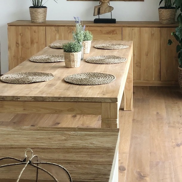 Massivholz Teak Esstisch Frankfurt nach Mass in der Ausfuehrung Rustic, wunderbares gebuerstestes Edelholz Teak, die TischBeine sind hier in der Abbildung im Modul TL-4, massiver Esstisch aus Teak in verschiedenen Groessen un Ausfuehrung individuell bestellbar, Dekoration und Accessoires mit schönen Platz Sets aus Natur Materialien und Blumen, Esszimmer Moebel nach Mass aus Teakholz massiv, Massivholz Teak Sideboard