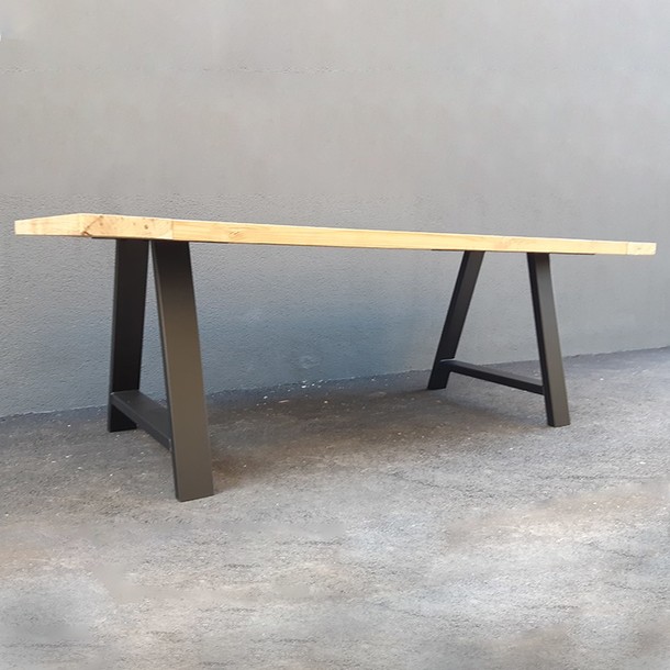 Metall Tischgestell aus Stahl mit Tischplatte  - A Slim Line Tischgestell aus Stahl mit Tischplatte aus Teak