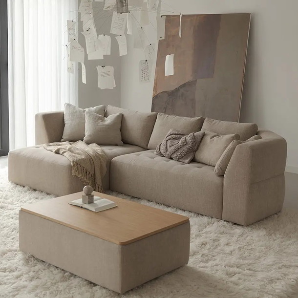 Modulares Sofa mit Chaiselongue und Fusshocker als Beistelltisch mit Holzplatte, Fusshocker in verschiednen Groessen und als Box mit Stauraum erhaeltlich, ein besonderes Sofa aus der MOEBEL KOLONIE Muenchen, Beratung vom Experten