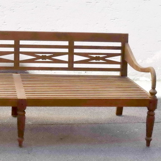 Raffles Teak Massivholz Daybed  mit gelatteter Sitzflaeche, Rueckenlehne und Beine sind  im klassischen Raffles Dekor vom Schreiner Meister in Handarbeit in der MOEBELKOLONIE MANUFAKTUR gefertigt gefertigt, Gartenmoebel aus Massivholz Teak, Mass Moebel Muenchen