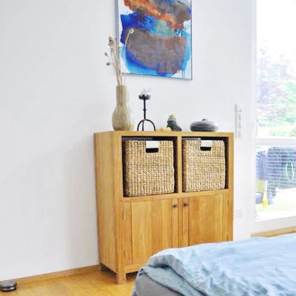 Regal Schrank HALLWAY small, aus zertifiziertem Teak Massivholz, multifunktionales Moebel fuer den Flur, den Eingangsbereich, das Badezimmer, das Schlafzimmer auch im Esszimmer oder in der Kueche sehr beliebt, Schrank mit Regalfaechern und zwei Schwingtueren,  Teak massiv roh unbehandelt, mediterraner Look, hier zwei schoene, handgefertigte Koerbe fuer Waesche oder Krimskrams und Kunst, Massivholz Moebel auf Mass ohne Aufpreis, Muenchen Moebel Manufaktur und Design MOEBEL KOLONIE, besondere Accessoires und Deko fuer Ihr Zuhause Birnauer Straße in Muenchen Schwabing