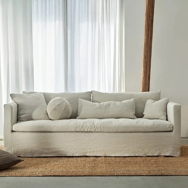 Schlankes Hussen Sofa Lill mit mediterranem Touch, abziehbarer Bezug mit oder ohne Klettband zur Fixierung, Sofa Lill mit schmalen Armlehnen und duchgaengigem Sitzkissen, exklusive Rueckenkissen und Lendenkissen, Beratung und Sitzprobe  MOEBEL KOLONIE Muenchen Schwabing Birnauer Strasse 12