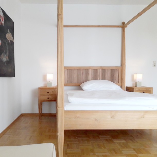 Schoenes Himmelbett Beachhouse aus Massivholz Teak mit Baldachin in modernem Design, Edelholz Himmelbett im mediterranen Stil, Teakholz Bett in unserer Manufaktur gefertigt, mit luftig leichten Kopfteil in Lattenoptik für Urlaubs Flair im Schlafzimmer, Massivholz Moebel Muenchen