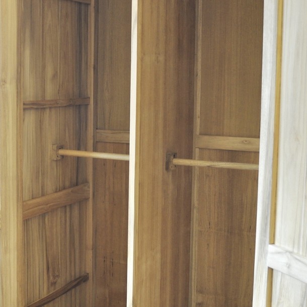 Seitenansicht vom Kleider Schrank Arona aus Massivholz Teak, hier in der Abbildung  mit je  2 Stangen im unteren Bereich für Kleidung, der Schrank Arona ist auch in anderen Groessen und Ausstattungen, sowie in anderen Farben aus unserer MOEBEL KOLONIE Farben Auswahl moeglich, Design auch mit anderen Kraenzen erhaeltlich, Moebel und Design nach Kunden Wunsch ohne Aufpreis, Muenchen Moebel