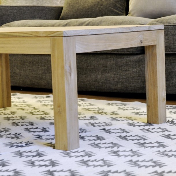 Seitenansicht vom Teak Massivholz Couchtisch mit aussen buendigen Zargen, ein Sofa oder Beistelltisch aus Edelholz Teakholz massiv in Schreiner Qualitaet gearbeitet, moderner  Couchtisch nach Mass ohne Aufpreis in Ihrem individuellen Wunschmass, Muenchen Moebel fuer das Wohnzimmer