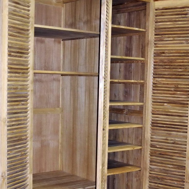 Teak Massivholz Schrank Bozen mit drei geoeffneten Tueren und vielen Ablage Faechern Schrank aus massivem Plantagen Teak in der MOEBEL KOLONIE Farbe Natur, die Schwingtueren des Schrankes aus Edelholz Teak sind hier in Shutter oder Lamellen Optik gehalten, Schrank nach Mass in bester Schreiner Qualitaet gefertigt, Massivholz Moebel Muenchen