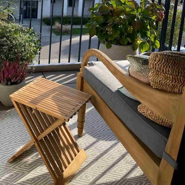 Wunderschoenes Daybed Java aus Teakholz Massivholz, mit geschwungenen Armlehnen und Beistelltisch Recal, Schreinerarbeit aus unserer Manufaktur, Wohnen wie im Urlaub vom Spezialisten, Massanfertigung nach Wunsch ohne Aufpreis, MOEBEL KOLONIE Muenchen