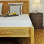 Bett Siena aus Massivholz Teak fuer ein modernes Schlafzimmer, Teakholz Bett vom Schreiner in Handarbeit in unserer Manufaktur gefertigt, als Nachttisch unsere Kommode Prismo aus Massivholz mit vier Schubladen, Muenchen Moebel Teak Massivholz