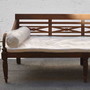 Daybed Raffles aus Edelholz  Teak mit kunstvoll von Hand gefertigter Rueckenlehne mit Blumen Dekor, Daybed fuer den Indoor und Outdoor Bereich geeignet, Massivholz Daybed aus Plantagen Teak im Kolonialstil