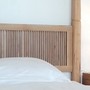 Detail Aufnahme vom Kopfteil des Massivholz Himmelbettes Beachhouse aus Teak, in unserer Manufaktur vom Schreiner gebaut, mit dem Konfiguratior individuell nach Mass und Farbe aus der MOEBEL KOLONIE Farbpalette bestellbar, Muenchen Teak Moebel