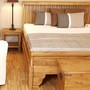 Edelholz Bett Swan aus Teak  Massivholz in der Holz Farbe Natur geoelt aus unserer MOEBEL KOLONIE Farbpalette, Nachtische oder Beistelltische aus Massivholz Teak mit Lampe, Teak Bett Moebel Muenchen