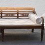 Klassisches Daybed Raffles aus Teakholz massiv, mit Polsterauflage und Nackenrolle als Dekoration, in der Farbe Natur aus der MOEBEL KOLONIE  Holz Farbpalette, Mass Moebel aus Teak Massivholz Muenchen