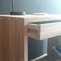 Massivholz Schreibtisch aus Teak in der Farbe Roh, Detail Ansicht von der Schublade, Buero Moebel aus Massivholz, von Hand vom Schreiner in unserer MOEBEL KOLONIE Manufaktur gefertigt