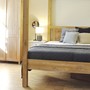 Massivholz Teak Himmelbett,, Teakholz Moebel für das Schlafzimmer, Massivholz Bett Munich  in der Farbe Natur, mit Baldachin,  Handarbeit vom Schreineraus unserer Manufaktur, Dekoration mit Kissen, schoenes Plaid in blau, Moebel Muenchen Teak massiv