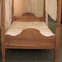 Massivholz Teak Kinderbett mit von Hand geschnitztem Elefanten an Kopf- und Fußteil und abgerundeten Beinen, mit Baldachin, Dekoration mit weissem Stoff, Edelholz Bett für das Kinderzimmer aus Teakholz