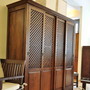 Seitenansicht, vom Massivholz Schrank Lettice, edler , klassischer Teak massiv Schrank, eleganter Edelholz Schrank aus Massivholz Teak im eleganten mediterranen Design Schrank nach Mass, Manufaktur und Design Muenchen, beste Schreiner Qualität, fuer ein Ambiente wohnen wie im Urlaub