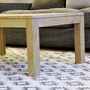 Seitenansicht vom Teak Massivholz Couchtisch mit aussen buendigen Zargen, ein Sofa oder Beistelltisch aus Edelholz Teakholz massiv in Schreiner Qualitaet gearbeitet, moderner  Couchtisch nach Mass ohne Aufpreis in Ihrem individuellen Wunschmass, Muenchen Moebel fuer das Wohnzimmer