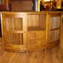 Sideboard oder Waschtisch aus Massivholz Teak in halb runder Form, mit Tueren links und rechts in Slated Staebchen Optik fuer ein mediterranes Flair im Ambiente, Teak massiv Mass Moebel mit einem offenen Fach in der Mitte und vier Schubladen im unteren Bereich, Manufaktur und Design, Massmoebel in der Farbe Natur aus unsere MOEBEL KOLONIE Farbpalette