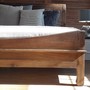 Star Ruby Massivholz Teak Bett mit Kopfteil und Korpus in harmonischer Form, Elegantes Edelholz Bett aus Teak Massivholz, gefertigt vom Schreiner in der MOEBEL KOLONIE Manufaktur, Moebel nach Mass für das Schlafzimmer, Muenchen Teak Massivholz Moebel